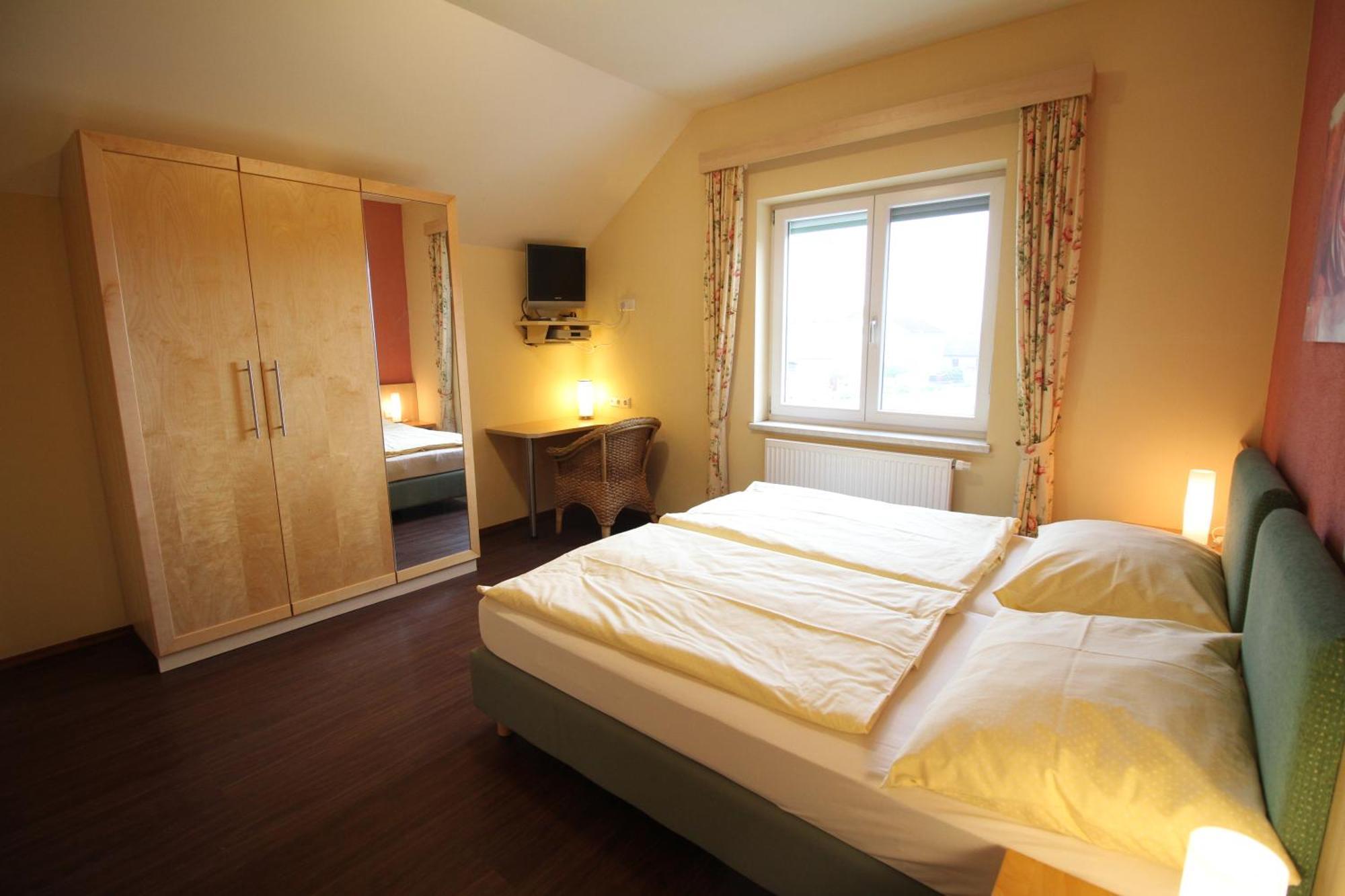 Rosenhotel - Serviced Apartments Zwentendorf Luaran gambar